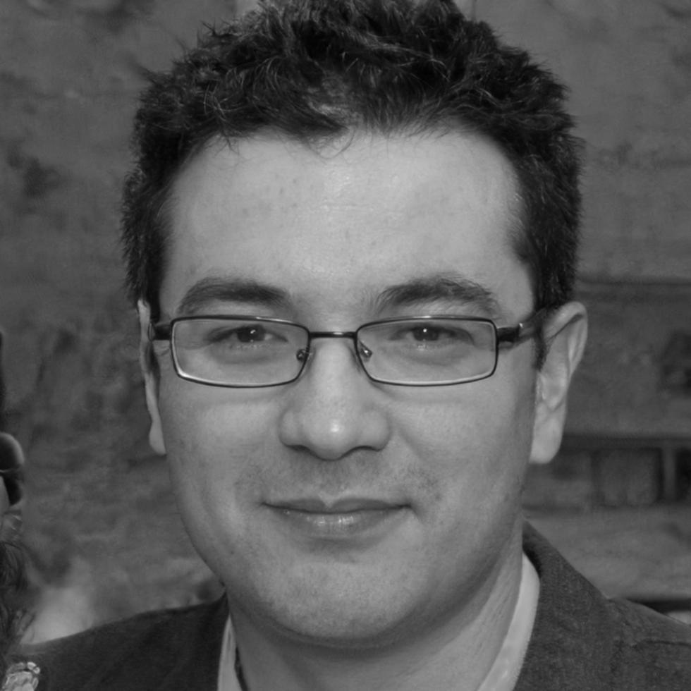 Retrato profesional de Roberto Sánchez