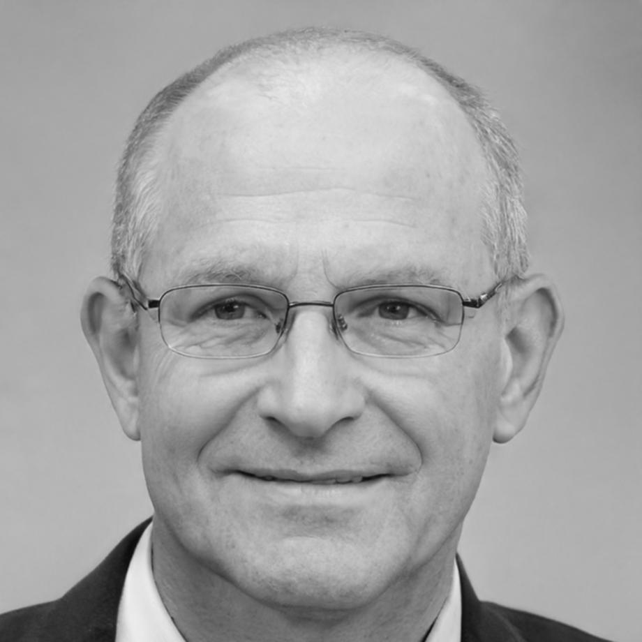 Miguel Hernández, Director Financiero