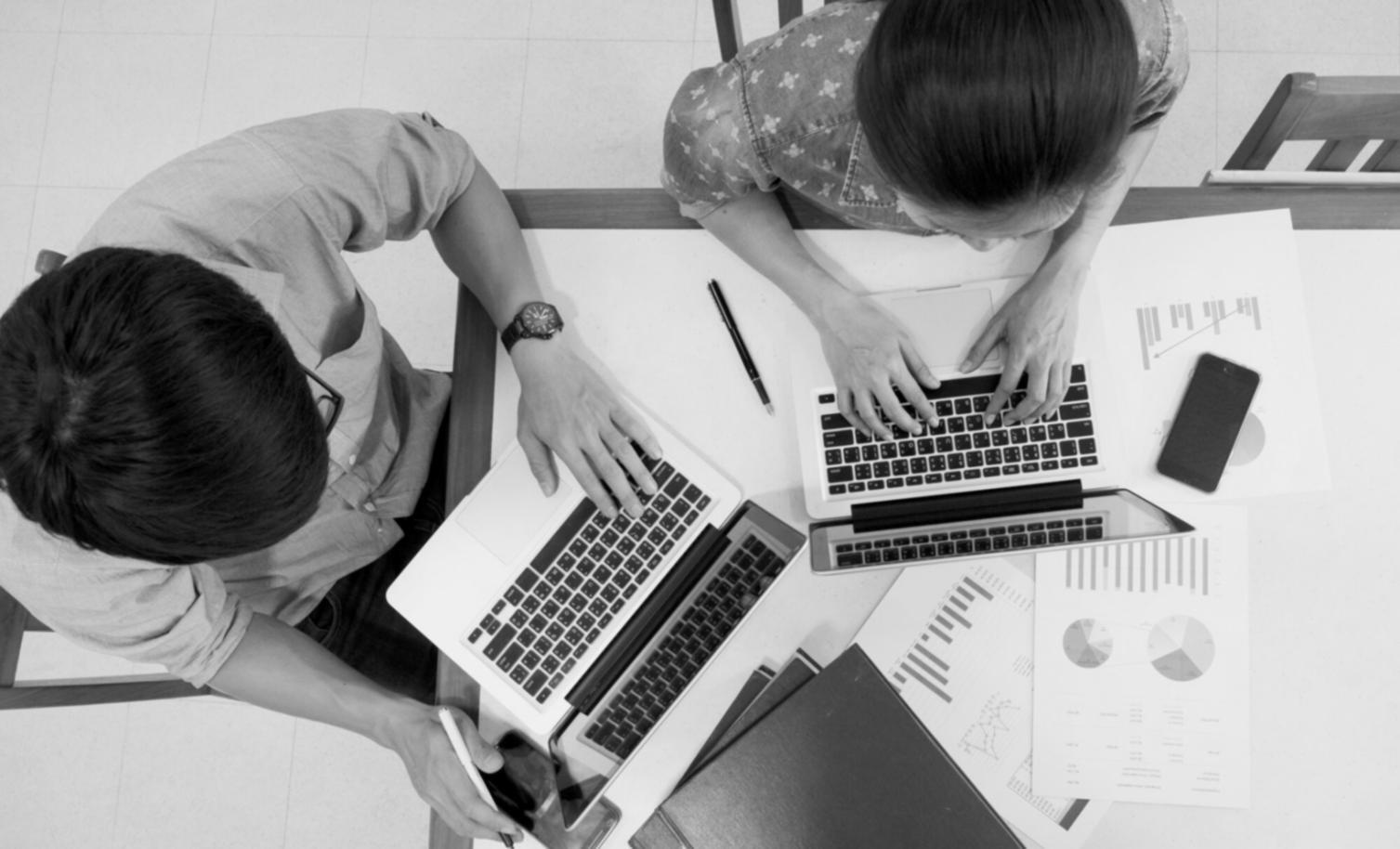 Profesional analizando estrategias financieras